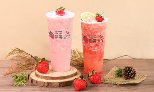 ▲左起：「莓好時光(大杯)」中南區110元、北區115元，「莓好花漾(大杯)」均一價90元。（圖／大苑子提供）