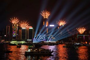 喜迎2023！香港維港「幻彩詠香江」　10分鐘煙火照亮夜空
