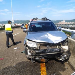 國1五楊高架車禍、4車連環追撞！50歲男子無生命跡象送醫
