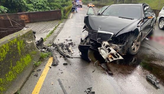 新店嚴重車禍！賓士自撞橋墩　後座乘客無生命跡象搶救中
