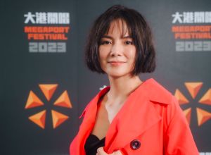 李心潔開高衩秀美腿！鬆口曝個唱時間　兒不知媽是巨星
