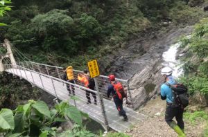 屏東旗鹽主山1人摔落邊坡！獲救時「無生命跡象」　消防搬運下山
